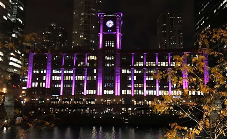 Chicago skyline turns blue and red for first responders