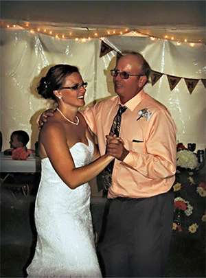 Bride dances with her dad at wedding before he passed away from pancreatic cancer in 2015