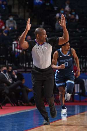 Tony Brown officiating an NBA game prior to his diagnosis of pancreatic cancer